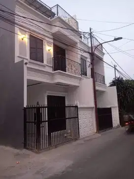RUMAH DI JUAL DI JAGAKARSA  DALAM CLUSTER KECIL JAKARTA SELATAN