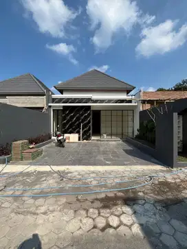 RUMAH MEWAH LIMASAN MODERN DALAM PERUMAHAN DI JALAN KALIURANG KM 13