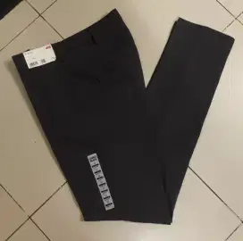 Celana panjang chino Uniqlo tidak zara