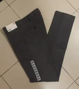 Celana panjang chino Uniqlo tidak dickies