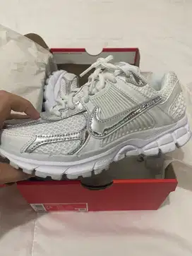 Sepatu Nike Vomero 5 Metalic Silver