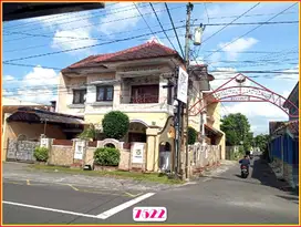 Hook Mewah depan Pintu Barat Bonbin