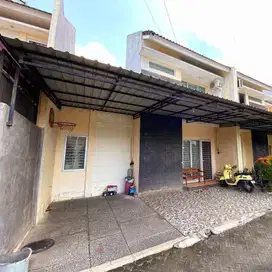 Rumah cantik nyaman 2 Lt di cluster one gate dekat Luwes Gentan