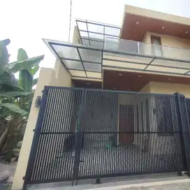 Rumah bagus modern 2 Lantai 120 m2 di Kartasura