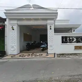 rumah classic mewah semi furnish dekat superindo ngemplak