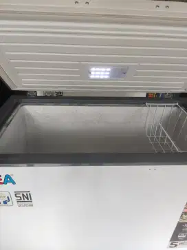 Freezer box merek Gea kapasitas 220 liter
