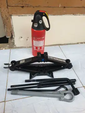 Dongkrak bawaan dan APAR masih Baru