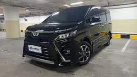 DP Rendah  15JT Toyota Voxy 2.0 Bensin-AT 2018 Hitam