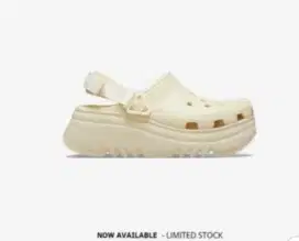 Sandal crocs warna beige
