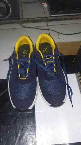 Sepatu Safety Sneakers