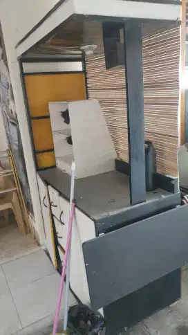 Booth kayu dagang bekas