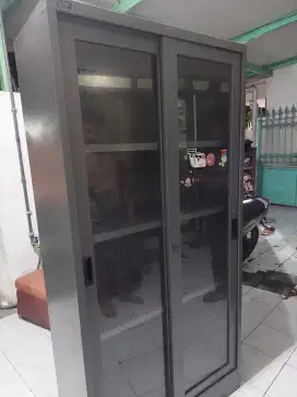 Lemari besi kaca kokoh