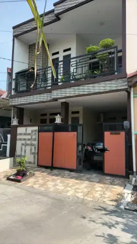 Dijual rumah dua lantai di taman harapan baru Bekasi barat