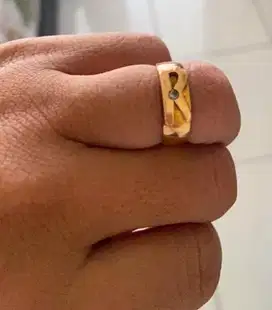 Cincin emas inisial R