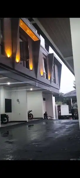 Di Jual Rumah Mewah SHM 2 lt 3 menit ke halte busway Cempaka putih