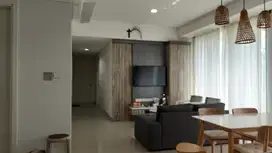 Hunian Mewah Full Furnished - 3+1BR, View Jalan Raya, Siap Huni!