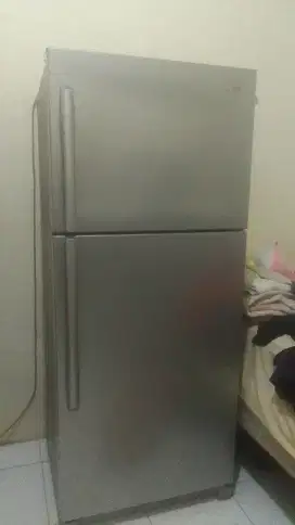 Dijual kulkas 2 pintu merk LG.