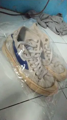 Sepatu compas bekas