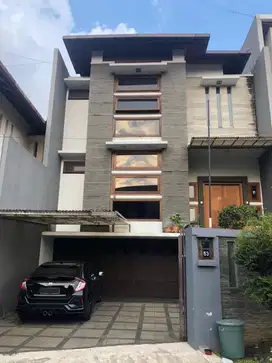 Rumah 3 Lantai Terawat Di Taman Milenium Pajajaran Kota Bandung