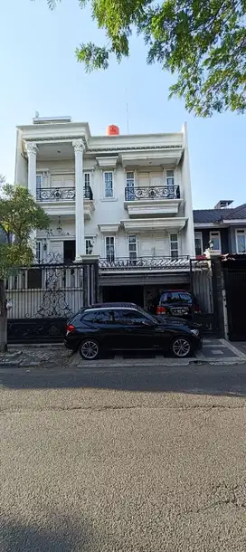 Rumah 3.5 lt, hdp selatan Jalan luas di Daan Mogot Baru