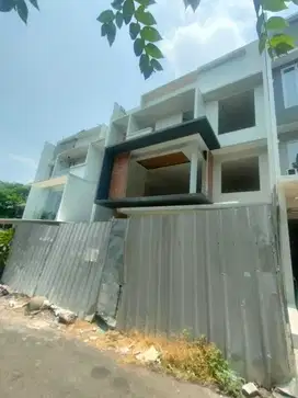 RUMAH MEWAH DALAM CLUSTER LOKASI STRATEGIS PINGGIR JALAN RAYA KEMANG