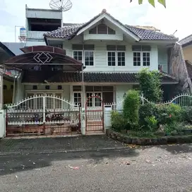 dijual rumah di modernland tangerang posisi depan taman luas besar