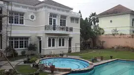 Rumah Clasik besar ada kolam renangLegenda wisata  cibubur