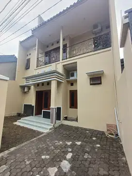 Rumah 2 lantai tepi jalan strategis di Jombor Sleman