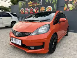 Di jual mobil jazz RS 2013 mesin kering bodi mulus ban tebal