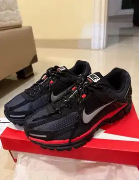 NIKE ZOOM VOMERO 5 limited edition original