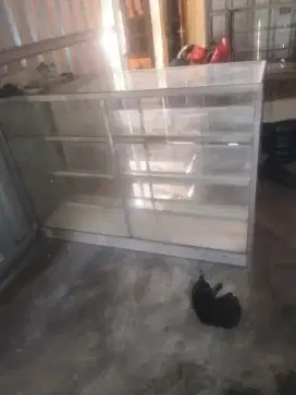 etalase bekas kondisi masih bagus minus Pintu cuma satu