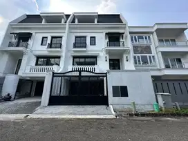 Rumah Permata Buana Brand new 200 m2 ada lift!