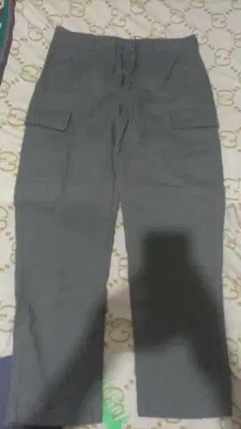 Celana cargo second pria merk UNIQLO size 08/33