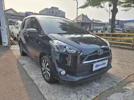 TDP Rendah Toyota Sienta 1.5 V Bensin-AT 2017 Hitam CAGHD