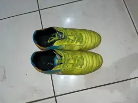 Sepatu futsal bekas