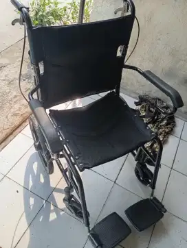 Kursi roda model lipat