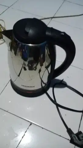 Teko listrik pemanas air