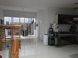 Rumah Murah untuk Usaha di Pinggir Jalan Utama Kencana Loka BSD City