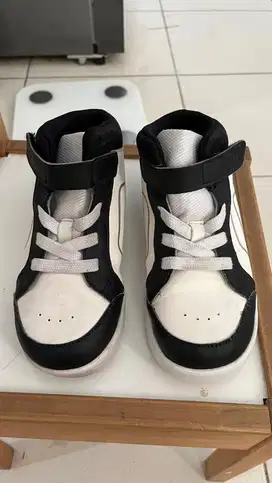 Sepatu anak toezone preloved