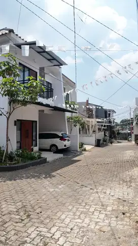 5 menit ke LTR Ciracas, Full Bata Merah, Aman Nyaman Asri