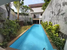 DIJUAL/SEWAKAN RUMAH SIAP HUNI DI  SIMPRUK GARDEN DEKAT SENAYAN KEBAYO