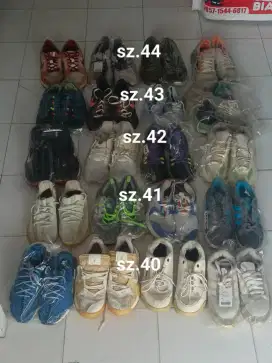 Sepatu second pemakaian