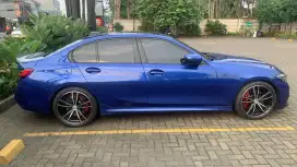 BMW 330i Nik 2022 Mulus Warna Biru