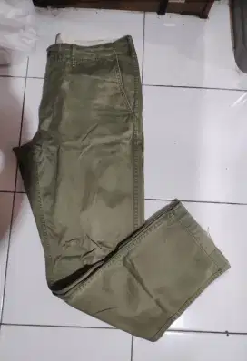 celana uniqlo hijau army