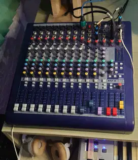 Jual mixer soundcraft MFX 8/2 8 mono 2 stereo 2 bus sub L/R mulusss