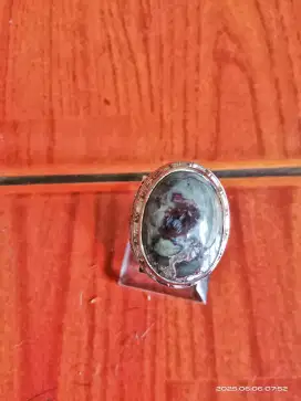 Cincin bergambar burung.