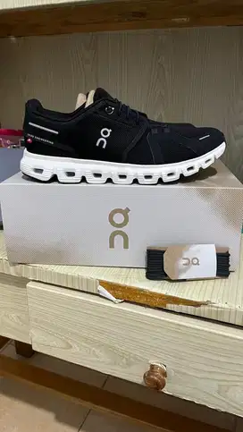 Sepatu On Cloud 6