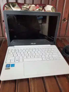 Asus E203NAH Ram 2 GB