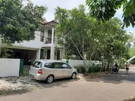 Rumah posisi hook dengan kolam renang di sektor 2 bintaro