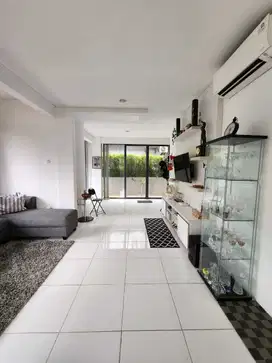 Rumah 2 Lantai di Ozon, Bintaro, Jakarta Selatan